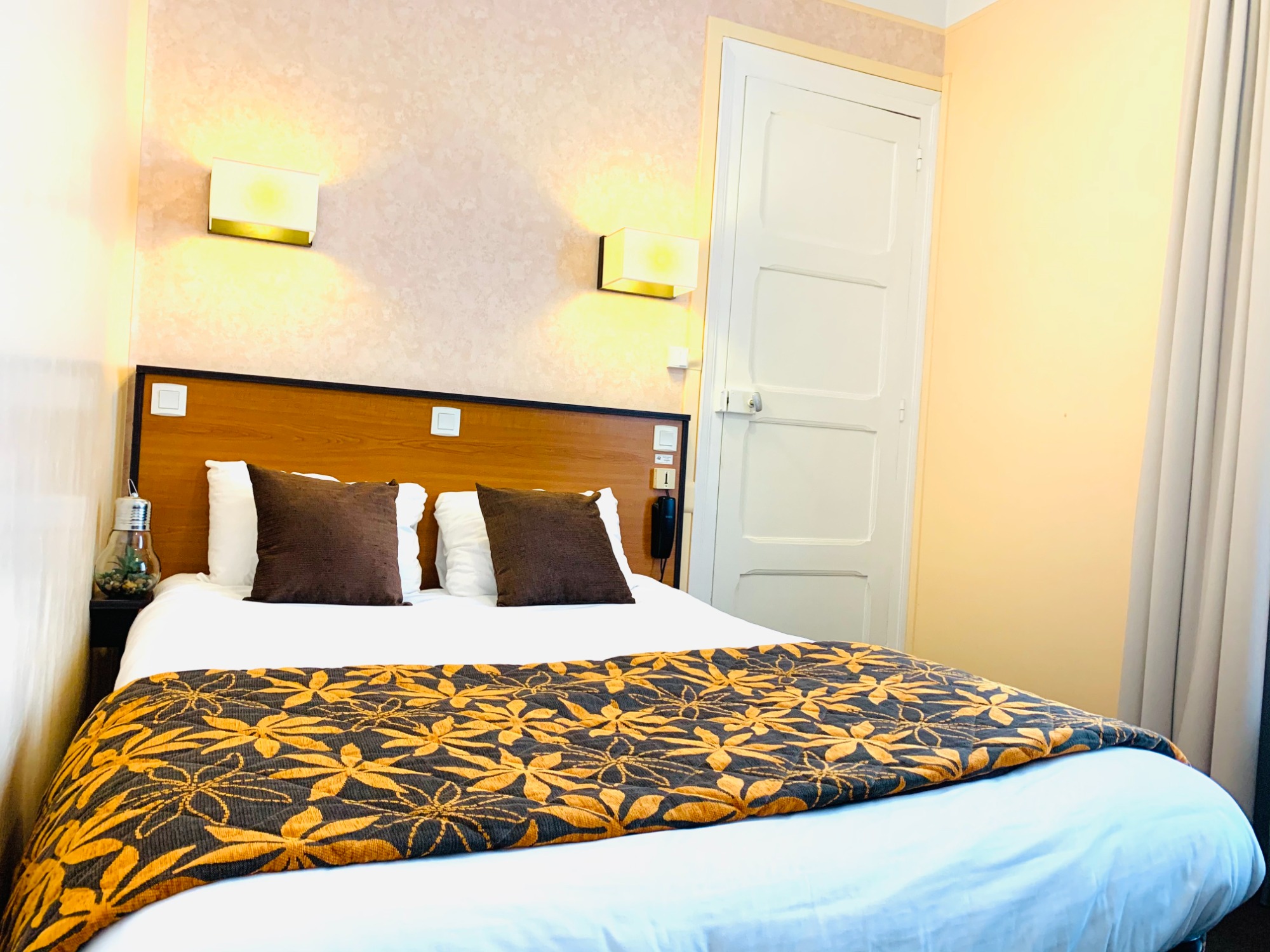 Chambre queen size lits faits avec soin