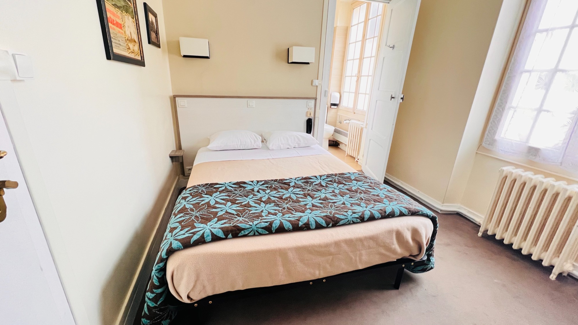 Chambre lit double avec salle d'eau privative attenante