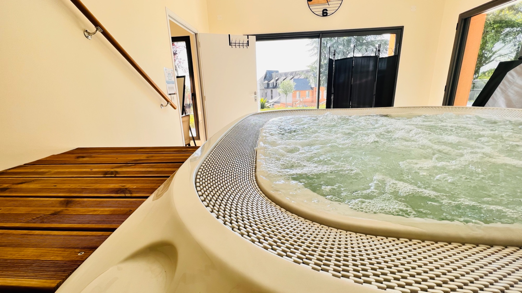 Espace spa jacuzzi et sauna du gîte